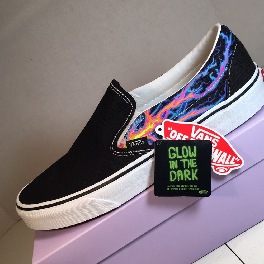 NWT Vans Classic Slip-On Electric Flame Black and True White Men’s 11.5 - Picture 2 of 9